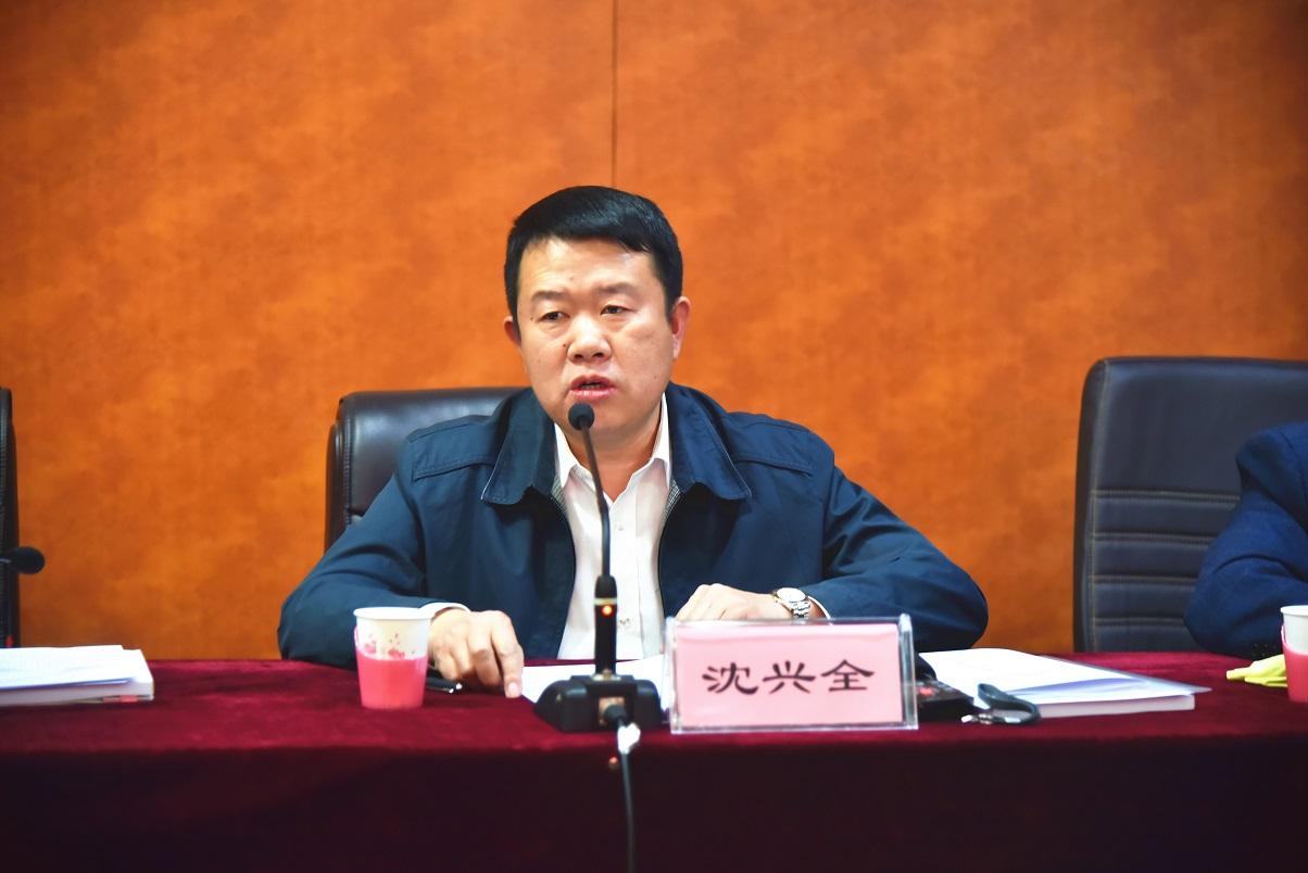 会前,校党委副书记沈兴全代表校党委书记吴玉程,校长黄庆学对白秀平